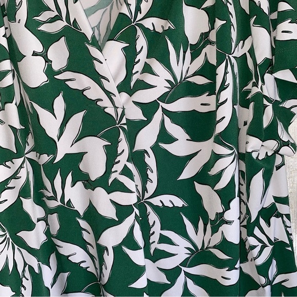 Lane Bryant Classic Cap Sleeve V Neck Pleat Front Blouse - Picture 4 of 7